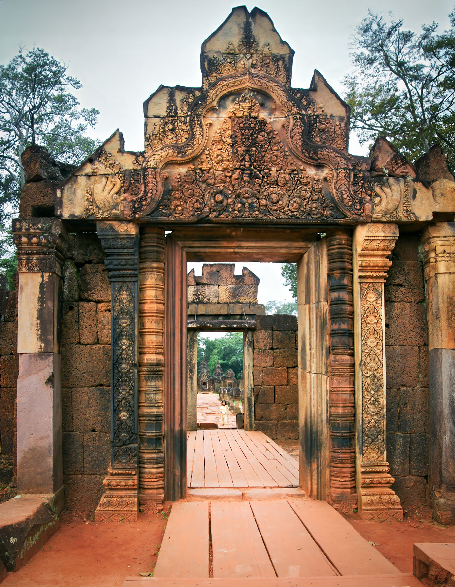 Banteay Srei ist eher eine der kleinen Tempelanlagen Angkors. Sie ist bekannt für die filigranen Steinmetzarbeiten.
